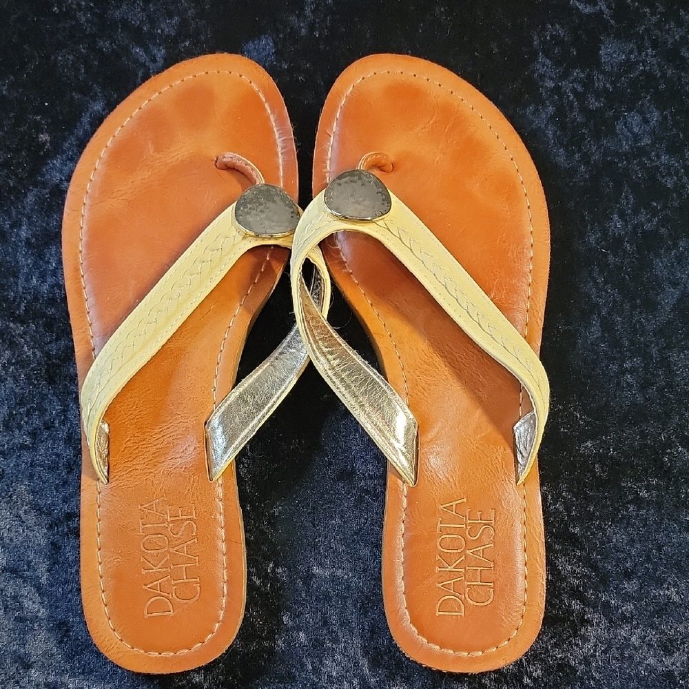 Dakota Chase size 7 Cream and Gold Leather Flat Women's Sandal